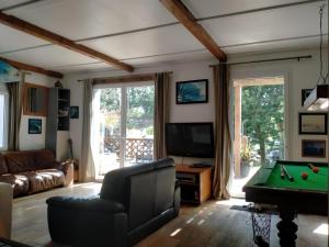 TV a/nebo společenská místnost v ubytování Shifting Sands Surf Camp