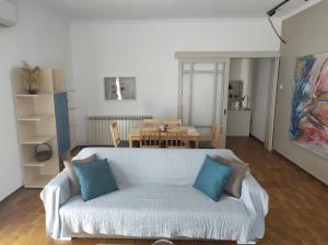 A seating area at Komfort Appartment