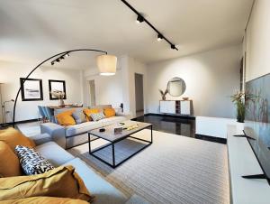 Etolou B5 - by Verde Apartments في أثينا: غرفة معيشة مع أريكة وطاولة