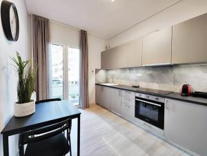 Η κουζίνα ή μικρή κουζίνα στο Etolou B5 - by Verde Apartments