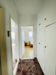 pusty pokój z korytarzem z lustrem w obiekcie Άκρη του κόσμου w mieście Samos