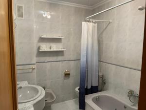 Koupelna v ubytování Ermita (2) San Vicente de la Barquera duplex + 12 fotografií