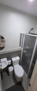 ein Badezimmer mit Toilette und Waschbecken in der Unterkunft Phamz Unit in Bacolod City + 12 Fotos