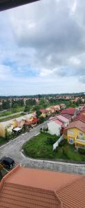 eine kurvenreiche Straße in einer kleinen Stadt mit Häusern in der Unterkunft Phamz Unit in Bacolod City