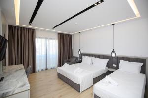 Postel nebo postele na pokoji v ubytování Chimaera Hotel