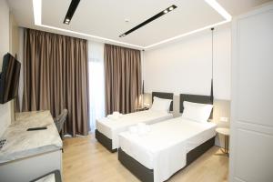 Postel nebo postele na pokoji v ubytování Chimaera Hotel