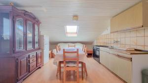 eine Küche mit einem Tisch und Stühlen in der Unterkunft Davor in Novigrad Istria