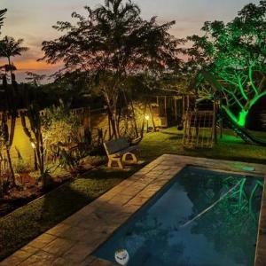 um quintal com uma piscina e um parque infantil em Calla—Cottage em Ballito