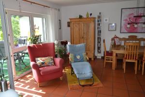 a living room with two chairs and a table at Haus WoogArt in Dahn