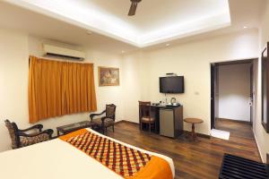 TV a/nebo společenská místnost v ubytování Airport Hotel Le Seasons New Delhi