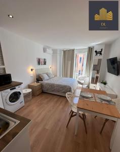 ein Schlafzimmer mit einem Bett und einem Tisch in einem Zimmer in der Unterkunft Luxury Estudio Malaga Centro in Málaga