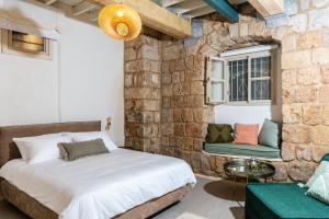 A bed or beds in a room at Jozefin