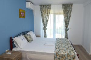 um quarto com uma cama grande e uma janela em Vila Siena em Sulina