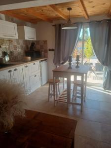 una cucina con tavolo, sedie e finestra di La Vigne a Sorgues