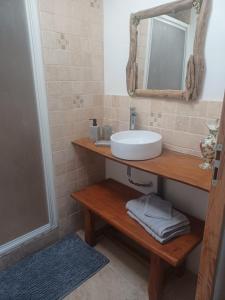 uma casa de banho com um lavatório e um espelho em La Vigne em Sorgues
