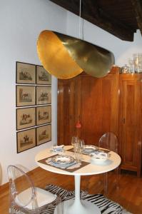 uma sala de jantar com uma mesa com cadeiras e uma tigela grande em Romantik, charming house em Trieste