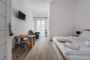 een slaapkamer met een bed, een bureau en een stoel bij Dolina Dunajca in Tylmanowa