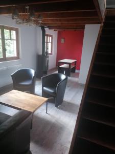 Habitación con sillas, mesa, mesa, mesa y sillas. en Chalet Le Tyrolien, au coeur du Boréon, en Saint-Martin-Vésubie