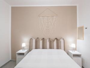ein Schlafzimmer mit einem großen Bett mit zwei Nachttischen in der Unterkunft Luminoso Appartamento sul Lago - Lake Court in Anguillara Sabazia