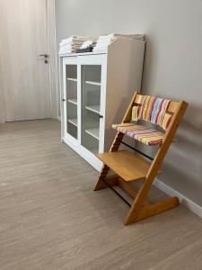 Le Stagioni dellArena في فيرونا: كرسي جالس في غرفة بجانب دولاب