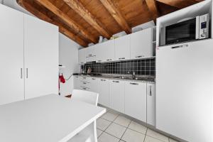 Kuchyň nebo kuchyňský kout v ubytování CasaCamelia 35, 3 BDRM with view Lake Como