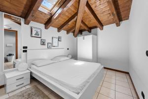 Postel nebo postele na pokoji v ubytování CasaCamelia 35, 3 BDRM with view Lake Como