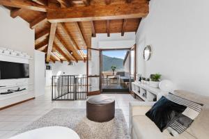 TV a/nebo společenská místnost v ubytování CasaCamelia 35, 3 BDRM with view Lake Como