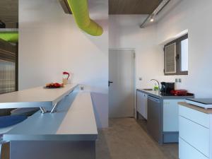 Kuchyň nebo kuchyňský kout v ubytování Ceramus Apartments Gazi View