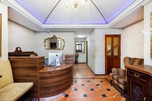 a law office with a desk and a mirror at CARLTON COURT - MAYFAIR in London