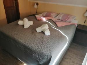 2 asciugamani su un letto in una camera di Two bedroom apartment with swimming pool a Gyenesdiás Altre 12 foto