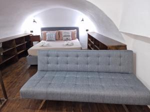 a bedroom with a bed and a couch in a room at Casa Elsa in Syracuse