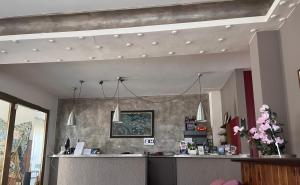 - une cuisine avec un bar et un comptoir dans l'établissement Hotel Primavera, à Desenzano del Garda