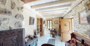 eine Küche mit einem Waschbecken und einer Steinmauer in der Unterkunft Chambre au calme de la campagne in Le Vernet