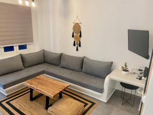 提諾斯的住宿－Iakovos' Luxury House，客厅配有沙发和桌子
