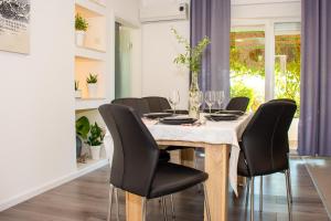ein Esszimmer mit einem Tisch und schwarzen Stühlen in der Unterkunft Apartment 7 in Novi Vinodolski