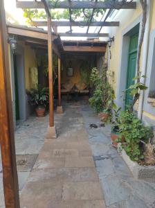 a patio with a pergola and some plants at Villa los gavilanes in Santa Cruz de Tenerife