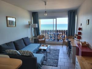 - un salon avec un canapé et une vue sur l'océan dans l'établissement Ocean View Oceanide, à Lacanau-Océan
