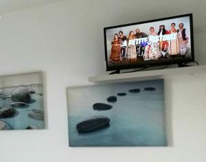 TV a/nebo společenská místnost v ubytování La Zen - Mauzac
