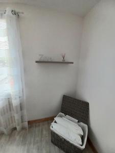 Pokój z krzesłem i półką na ścianie w obiekcie La Zen - Mauzac w mieście Limoux +7 zdjęć