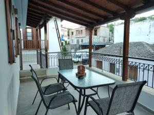 a patio with a table and chairs on a balcony at Ilenia Guesthouse in Zagora