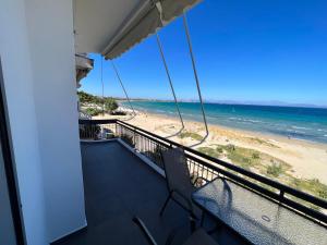 balcón con vistas a la playa en MEDORA By the Sea Near Airport, en Artemida