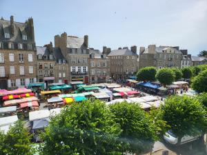 un gruppo di bancarelle in una città con edifici di Les appartements du Marché a Dinan