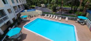 uma vista superior de uma piscina num hotel em Hotel Carolina A Days Inn by Wyndham em Hilton Head Island