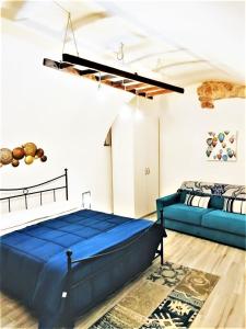 a bedroom with two beds and a couch at Antiche Mura Apartments"Nido di Puglia" monovano in Turi