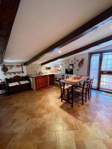 a kitchen and dining room with a table and chairs at Casale Campecora in Barbarano Romano