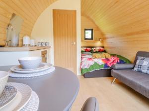 ドルゲラウにあるBriallenのベッド1台、テーブル、ソファが備わる客室です。