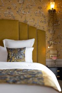 a bedroom with a bed with a flowery wallpaper at Hôtel Manolita Paris in Paris
