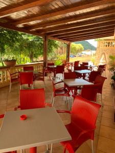 een groep tafels en stoelen op een patio bij Hotel Le Mimose in Acquappesa