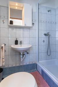 ein Badezimmer mit einem Waschbecken, einem WC und einer Badewanne in der Unterkunft Apartman Antonija in Cres