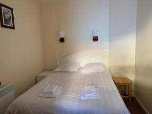 a bedroom with a bed with two towels on it at Avoriaz - Portes du Soleil : Aux pieds des pistes in Morzine